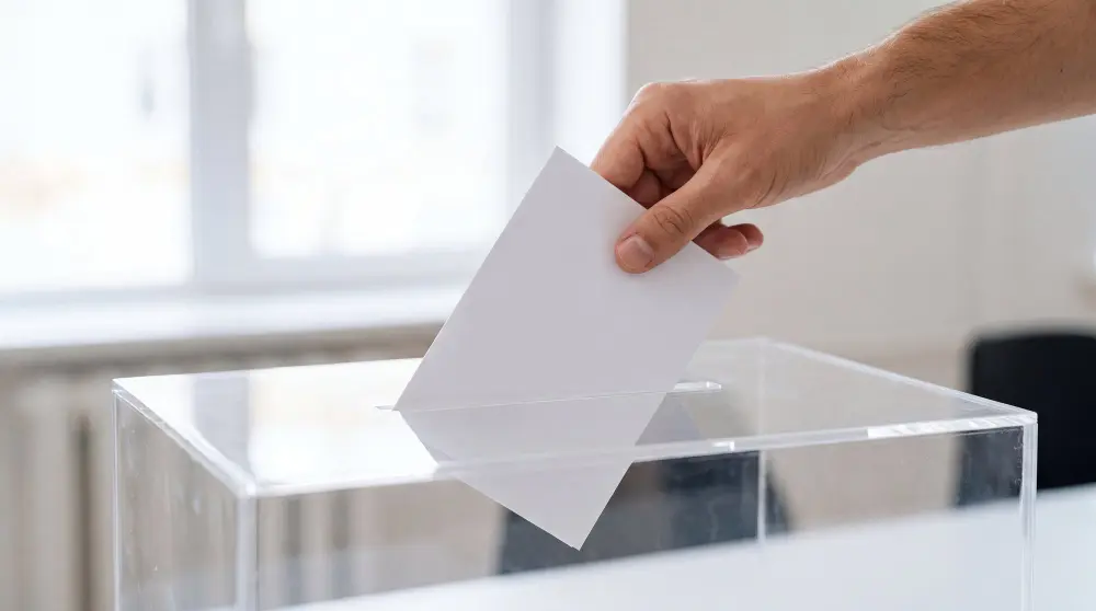 Persona votando en una urna elecciones